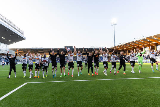 Häckens spelare jublar