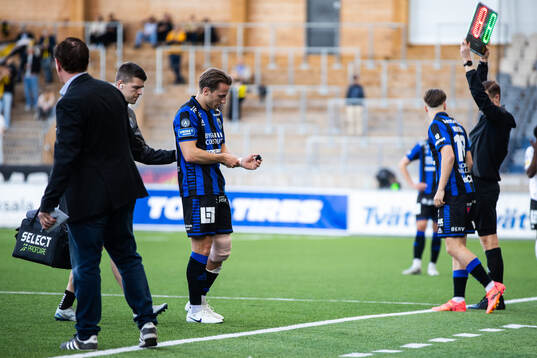 Sirius Daniel Stensson lämnar planen med skada