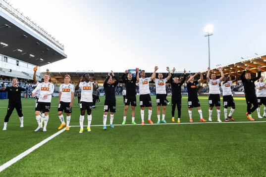 Häckens spelare jublar