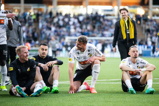Häckens spelare jublar