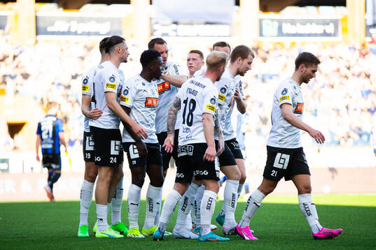 Häckens spelare jublar