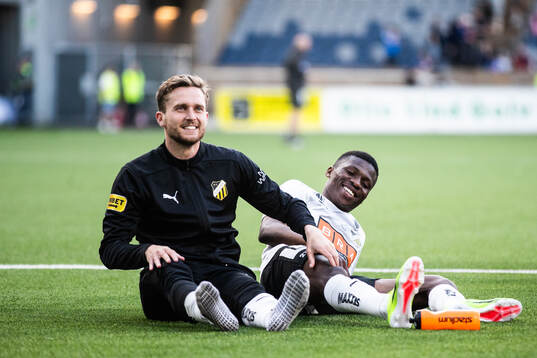 Häckens Adam Lundkvist och Akoua Romeo Amane jublar