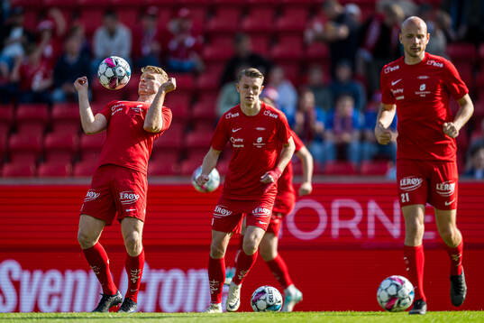 Sivert Heltne Nilsen of Brann warms up