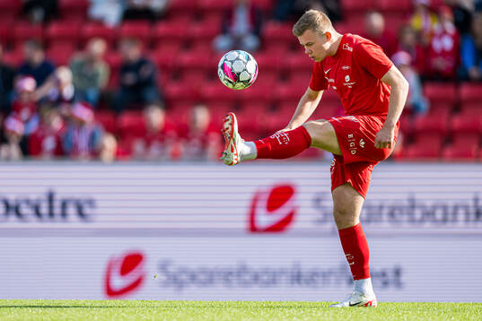 Aune Heggebø of Brann warms up