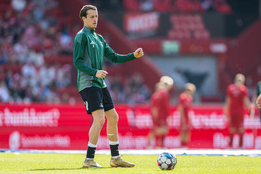 Ole Sæter of Rosenborg warms up
