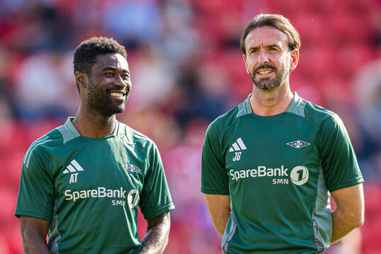 Alexander Tettey and Jordi González, assistant coach of
