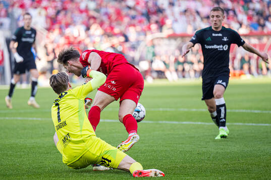 Sander Tangvik of Rosenborg and Ole Didrik Blomberg of Brann