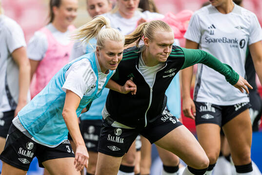Mali Lilleås Næss and Elin Sørum of Rosenborg warms up