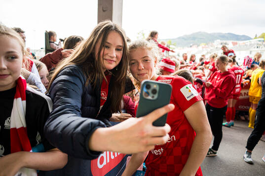 Justine Kielland of Brann taking a selfie with a fan