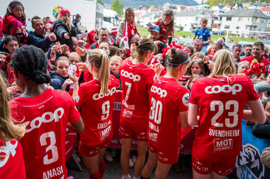 Natasha Moraa Anasi-Erlingsson, Amalie Eikeland, Rakel