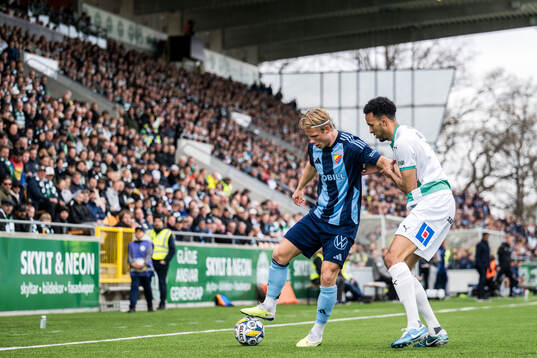 Djurgårdens Tobias Gulliksen och Västerås Alex Douglas
