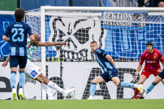 Djurgårdens Piotr Johansson och målvakt Jacob Widell