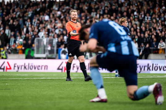 Domare Fredrik Klitte reagerar mot Djurgårdens Albin Ekdal