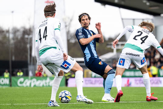 Djurgårdens Gustav Wikheim mot Västerås Max Larsson och