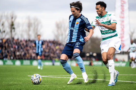 Djurgårdens Gustav Wikheim och Västerås Alex Douglas