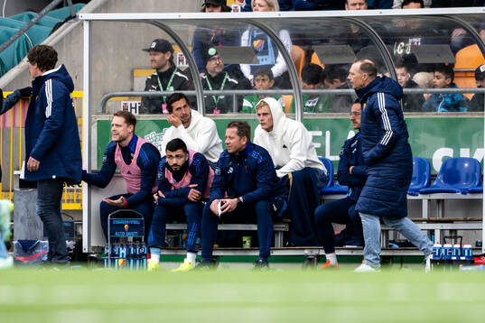 Djurgårdens Gustav Wikheim och Lucas Bergvall på bänken