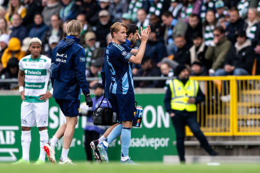 Djurgårdens Oskar Fallenius lämnar planen