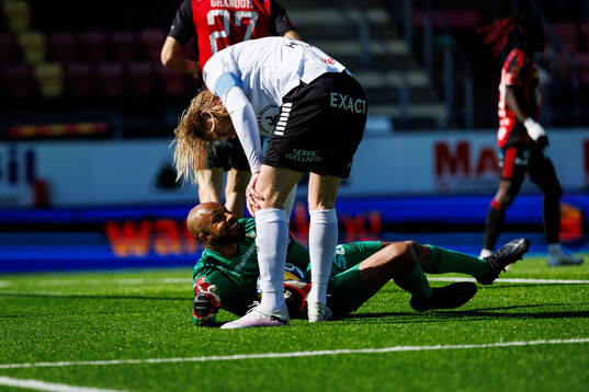 Östersunds målvakt Aly Keita och Örebros Karl Holmberg