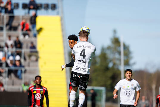Östersunds Arquimides Ordonez och Örebros Erik Mc Cue