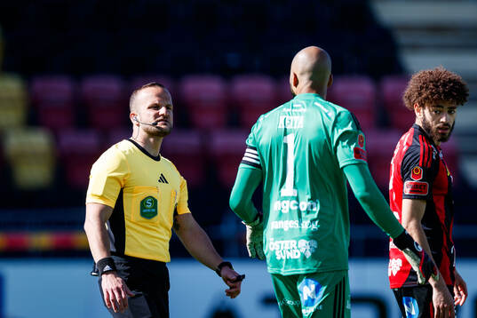 Domare Rinon Hasani och Östersunds målvakt Aly Keita och