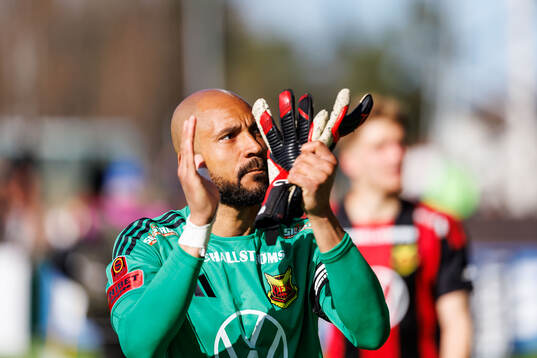 Östersunds målvakt Aly Keita deppar