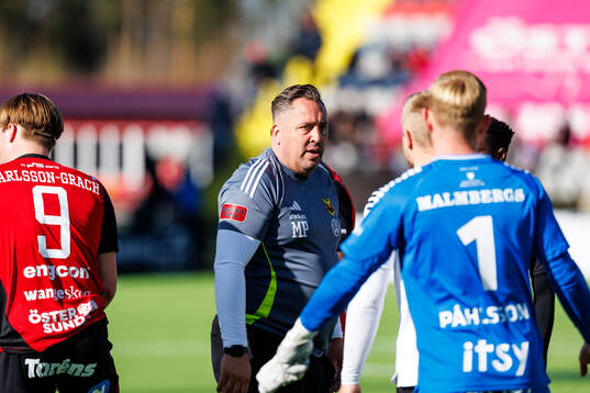 Östersunds huvudtränare Magnus Powell deppar