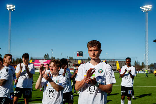Örebros Erik Mc Cue jublar