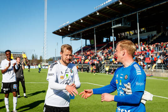 Örebros Sebastian Crona och målvakt Malte Påhlsson jublar