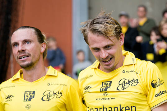 Elfsborgs Niklas Hult och Simon Hedlund jublar