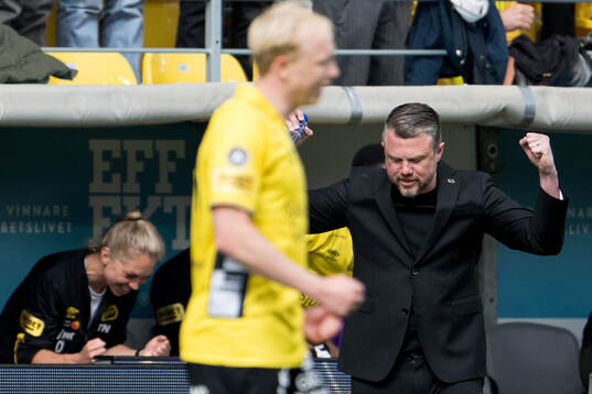 Elfsborgs manager Jimmy Thelin jublar