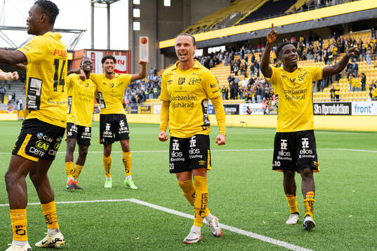 Elfsborgs Niklas Hult och Michael Baidoo  jublar