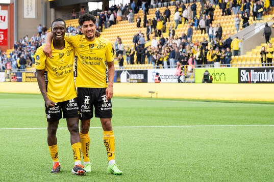Elfsborgs Timothy Noor Ouma och Ahmed Qasem jublar