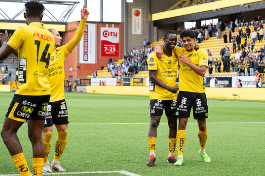 Elfsborgs Timothy Noor Ouma och Ahmed Qasem jublar