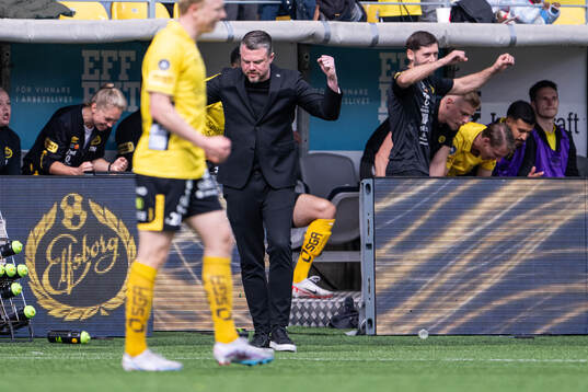 Elfsborgs manager Jimmy Thelin jublar