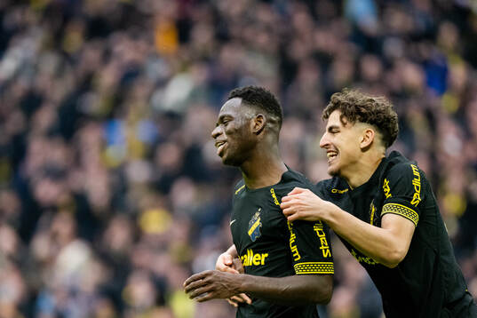 AIKs Ismaila Coulibaly och Taha Ayari jublar