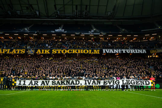 AIKs spelare och supportrar med en hyllning till Ivan Turina