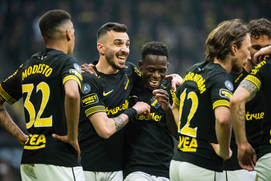 AIKs Ismaila Coulibaly jublar med Ioannis Pittas