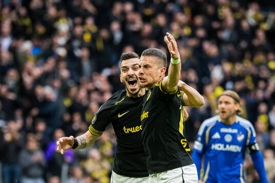 AIKs Dino Besirovic jublar med Ioannis Pittas