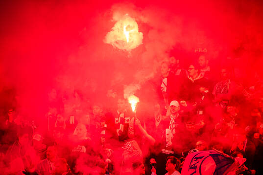 IFK Norrköpings supportrar med bengaler