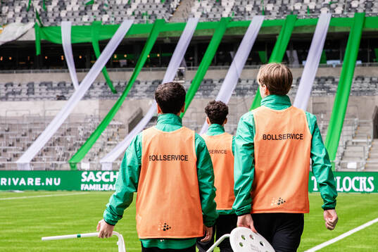 Bollkallar på Tele2 Arena