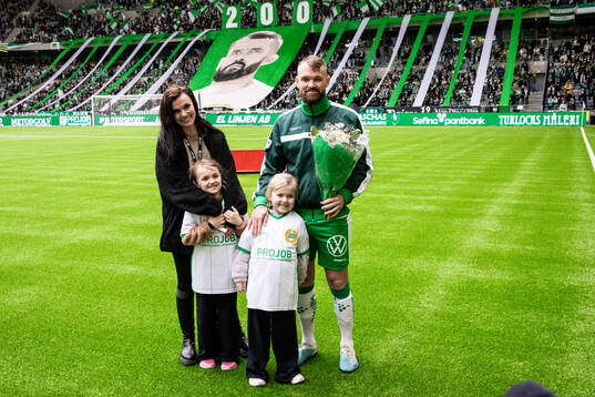 Hammarbys Mads Fenger Nielsen, här med sin familj, hyllas