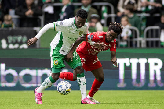 Hammarbys Shaquille Pinas och Värnamos Frank Junior Adjei