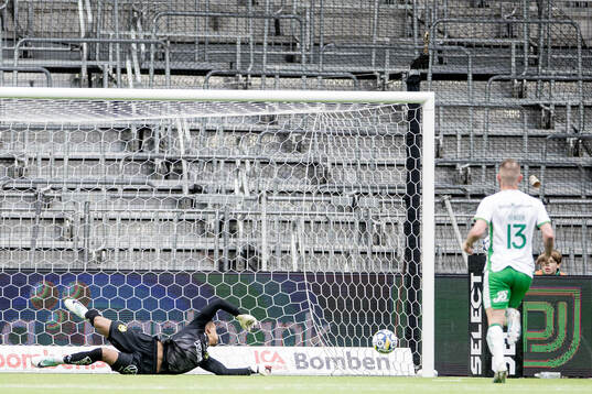 Värnamos Viktor Bergh gör 0-1 bakom Hammarbys målvakt