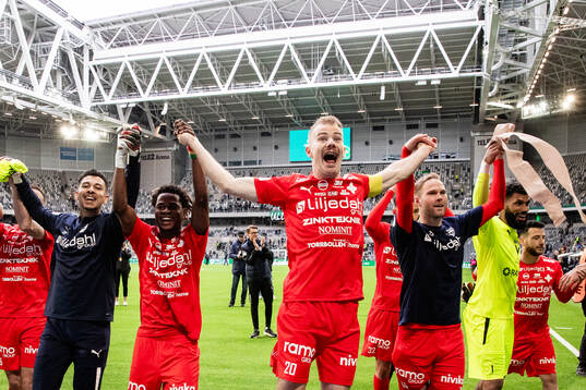 Värnamos Freddy Winsth jublar med lagkmarater