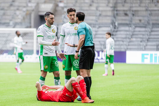 Hammarbys Nahir Besara och Deniz Gül i samtal med domare