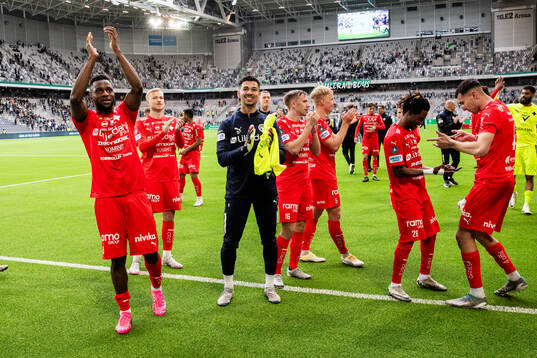 Värnamos Johnbosco Samuel Kalu (v) jublar