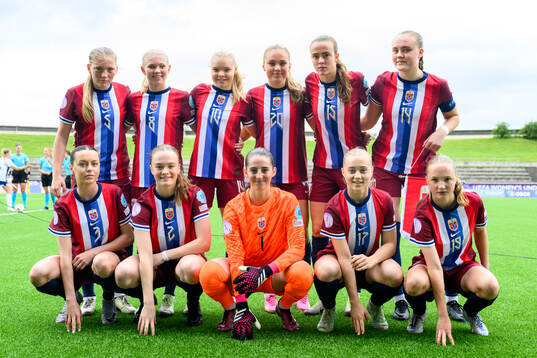 The starting eleven of Norway pose for a team photo