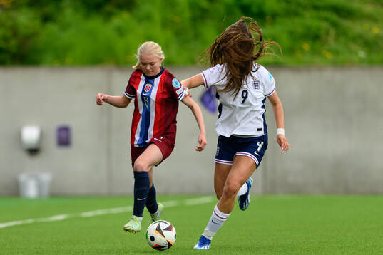 Linnea Holmesveen Moen of Norway and Isabella Fisher of