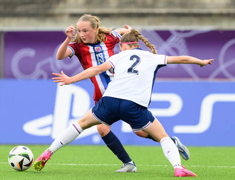 Karna Sæther Sødal of Norway and Nelly Las of England