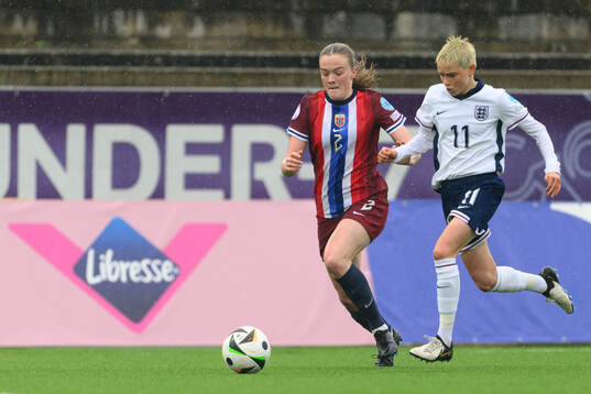Ina Raaum Andreassen of Norway and Lola Brown  of England